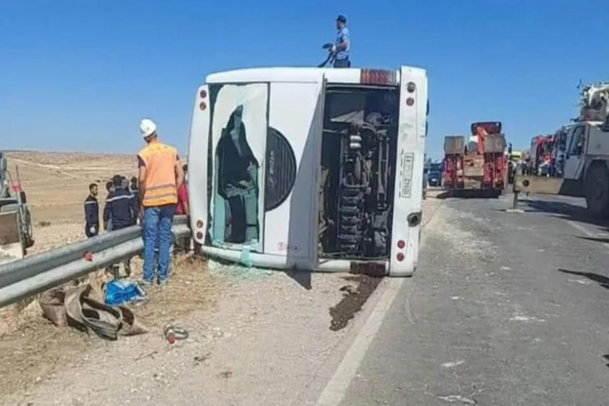 В Марокко перевернулся автобус, погибли 22 человека, более 30 получили ранения-<span class="red_color">ФОТО