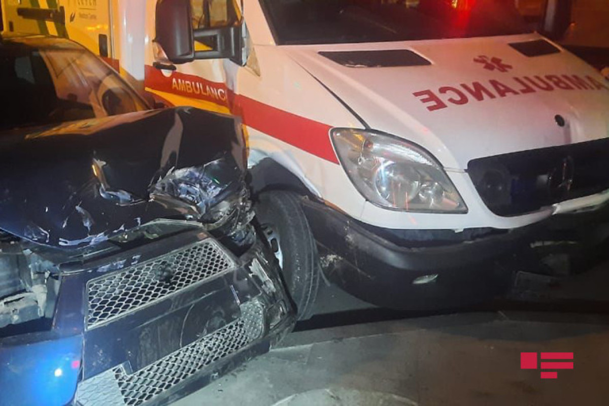 Bakıda ambulans qəzaya uğrayıb, həkim xəsarət alıb - FOTO 