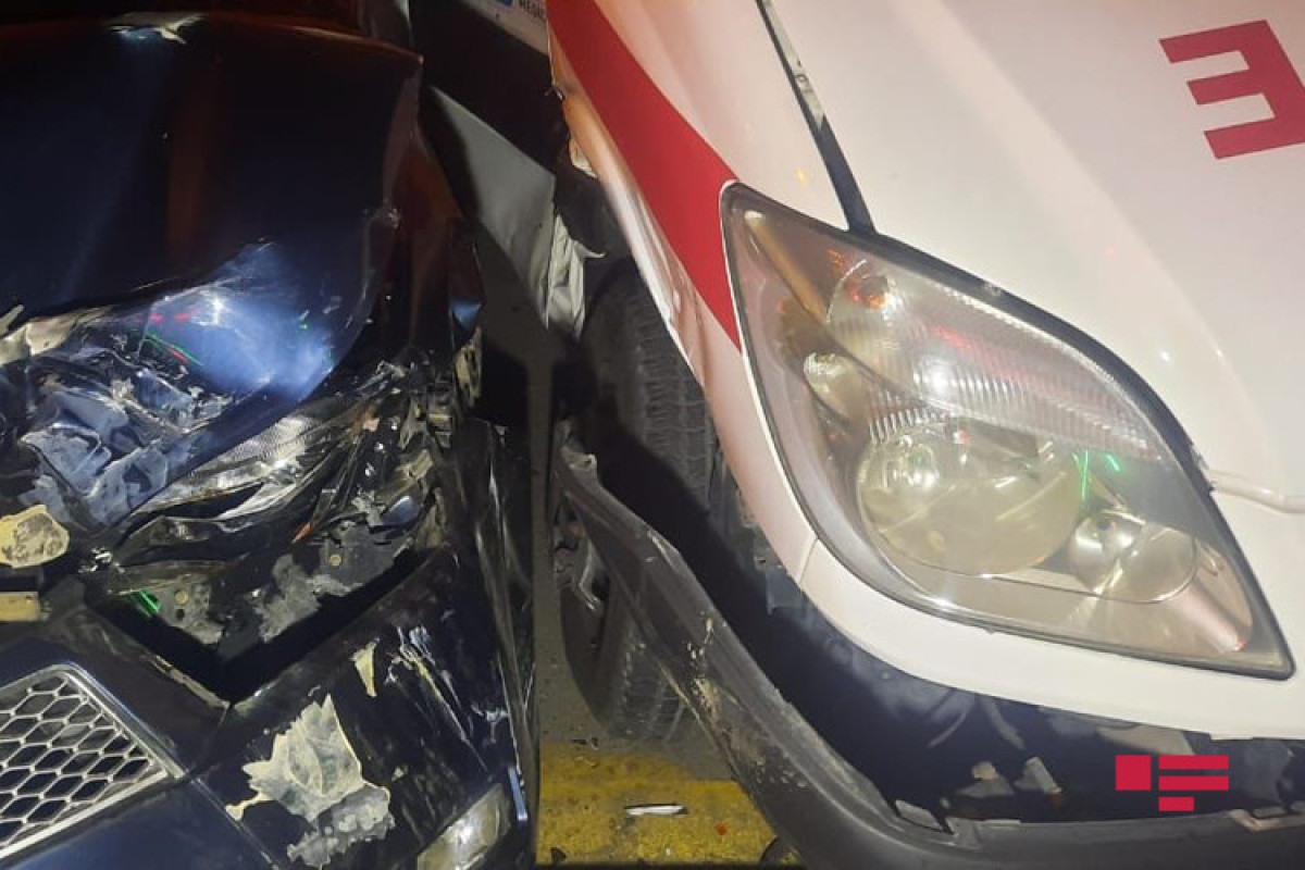 В Баку машина скорой помощи попала в аварию, врач получил травмы-<span class="red_color">ФОТО