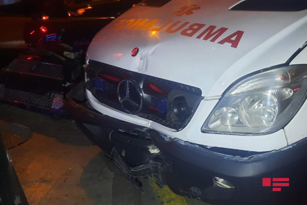 В Баку машина скорой помощи попала в аварию, врач получил травмы-ФОТО 