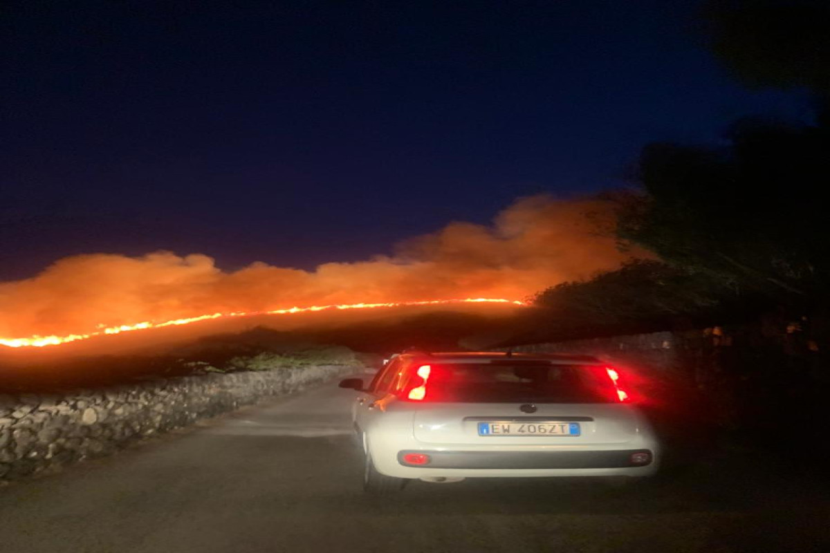 İtaliyanın Pantelleria adasında güclü yanğın: Corco Armani evini tərk edib - FOTO  - VİDEO 