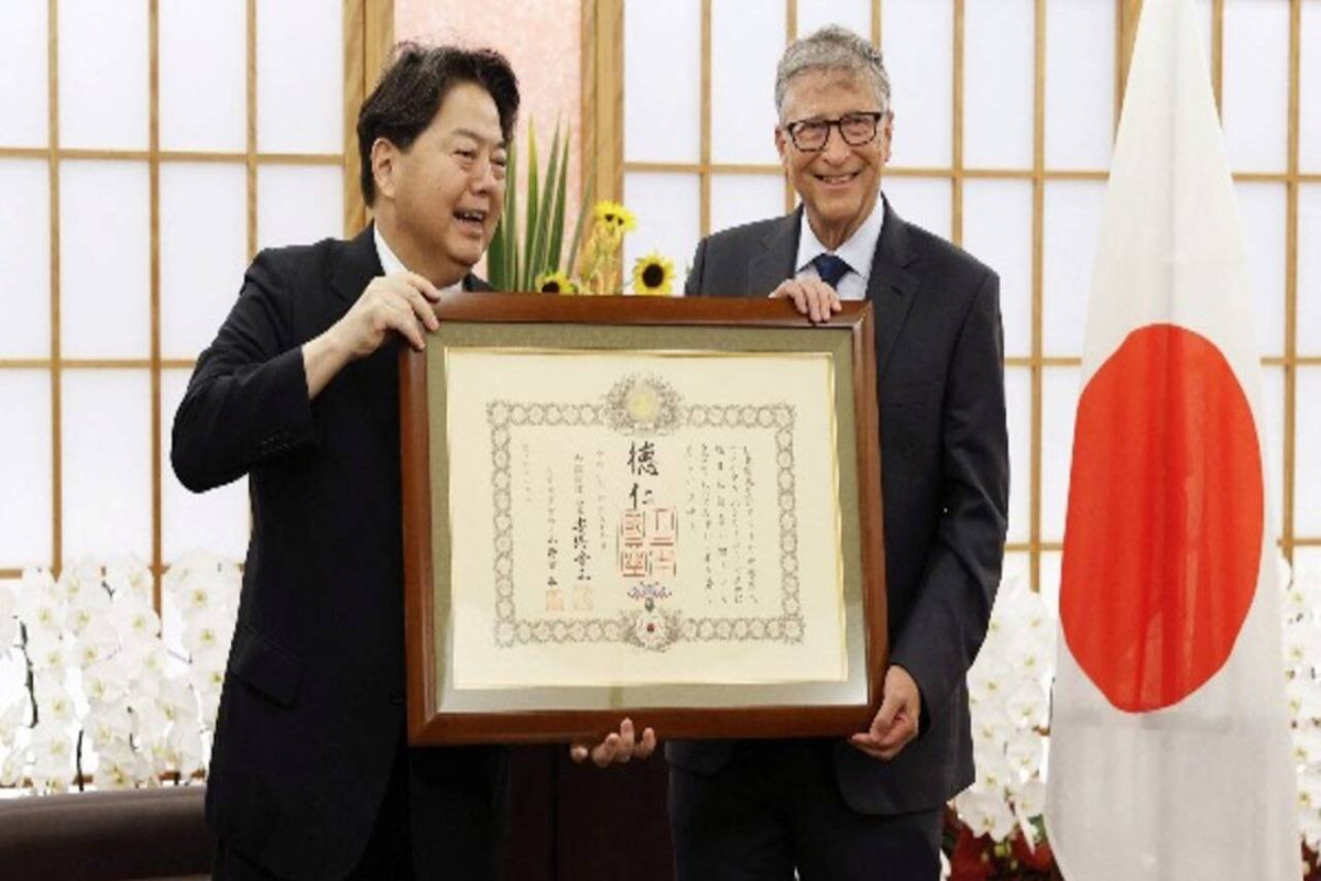 Глава МИД Японии вручил Биллу Гейтсу орден Восходящего солнца