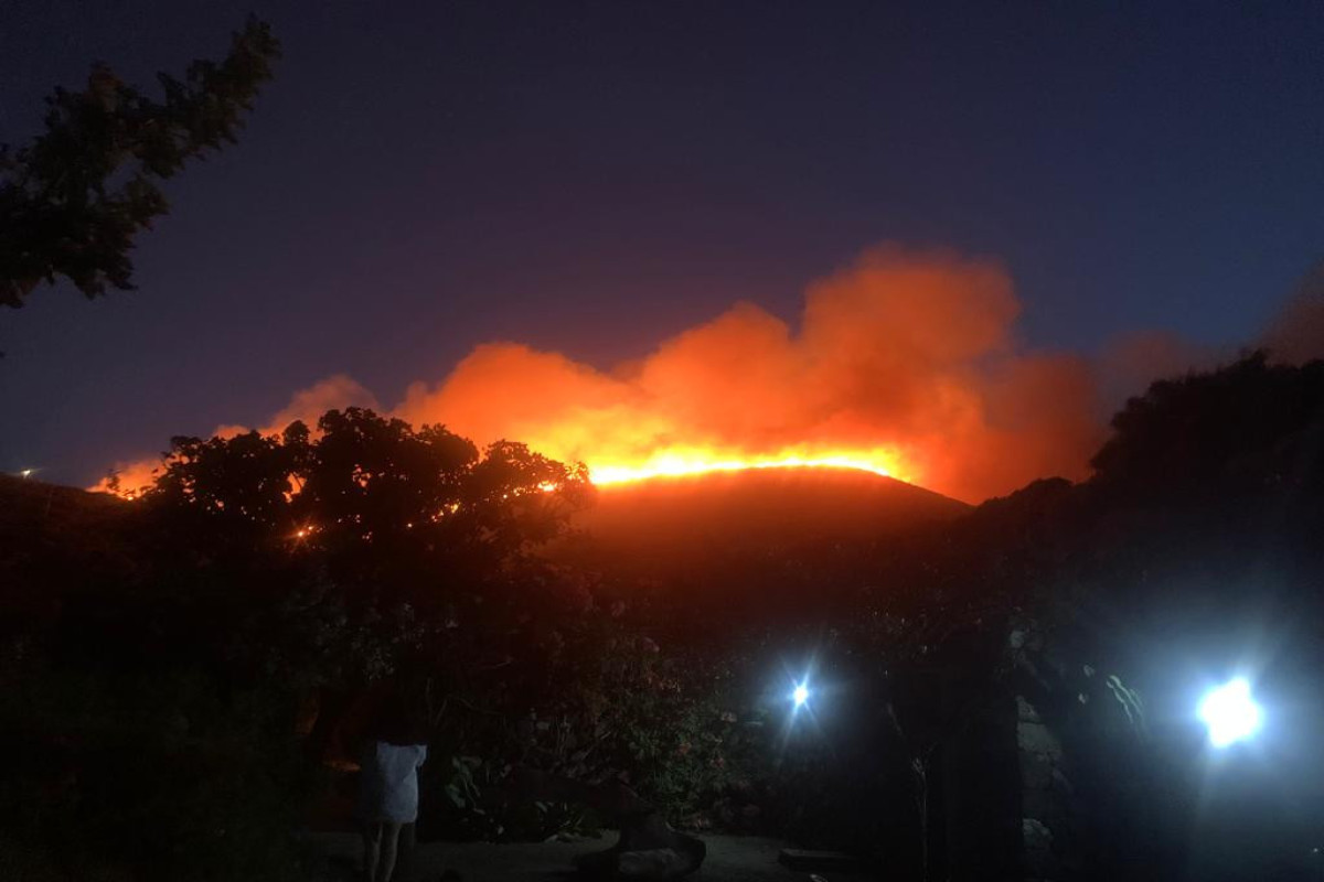 Terrifying fire breaks out in Sicily’s Pantelleria near home of Italian designer Giorgio Armani-PHOTO -VIDEO 