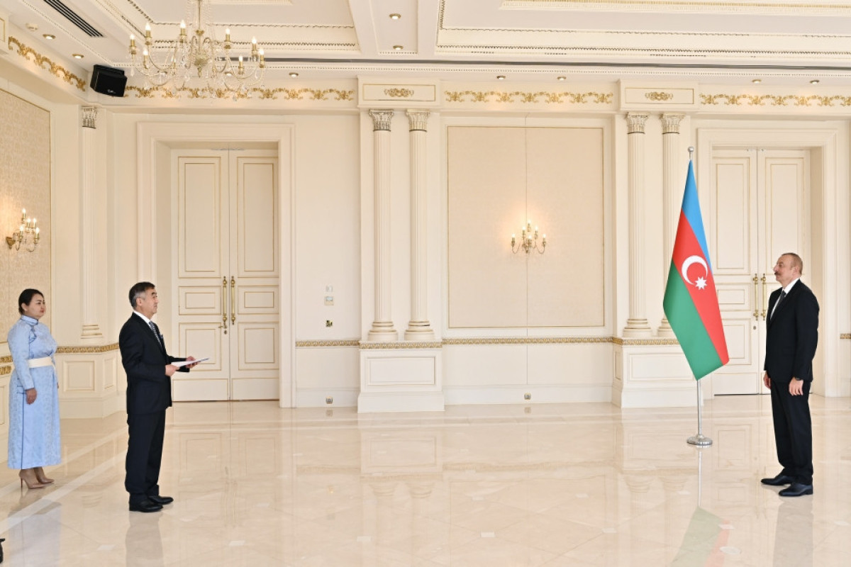 Президент Ильхам Алиев принял верительные грамоты новоназначенного посла Монголии