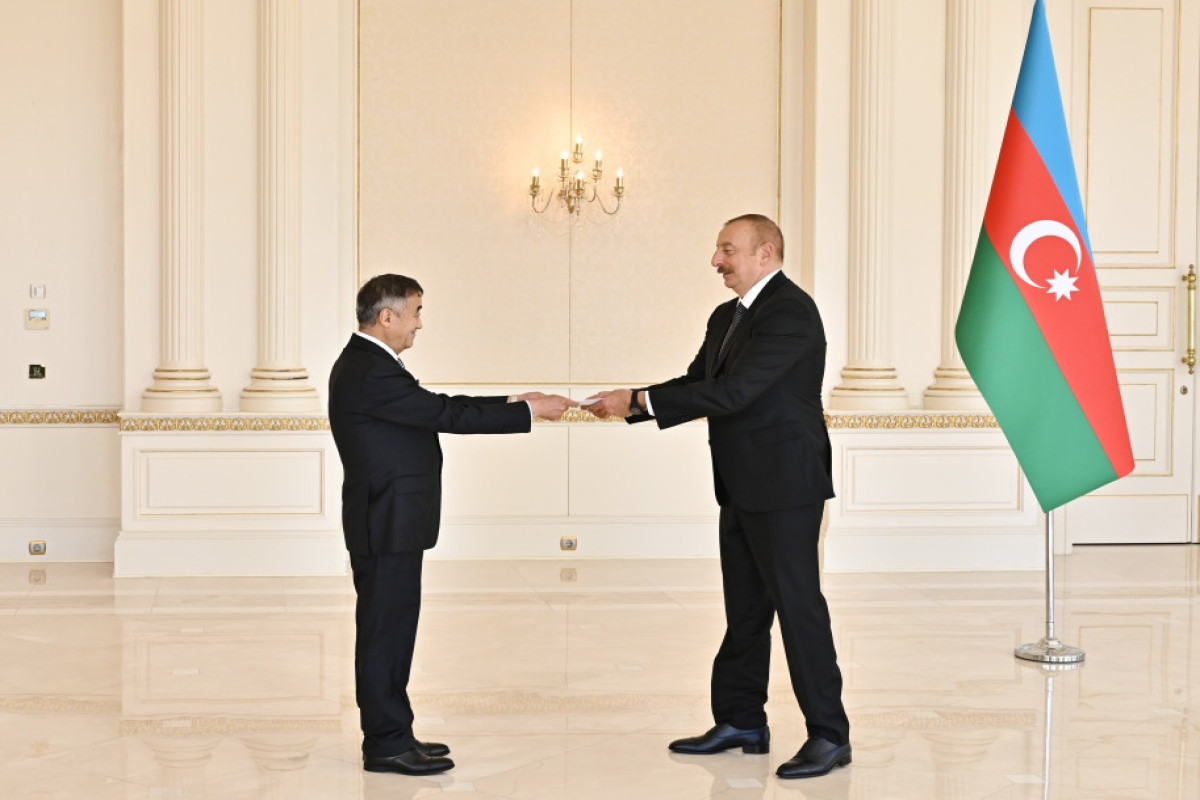 Президент Ильхам Алиев принял верительные грамоты новоназначенного посла Монголии