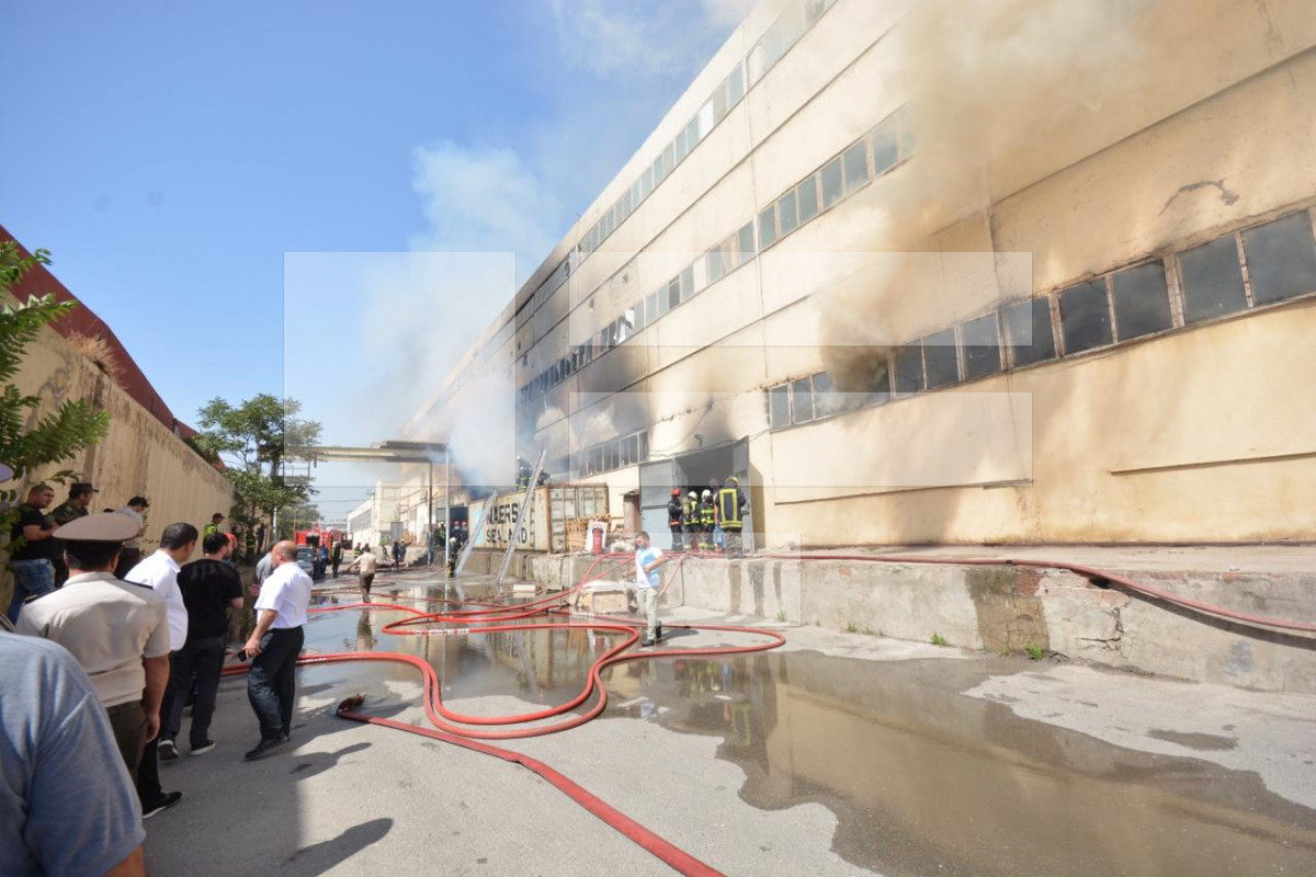 Пожар на складе в Баку потушен-ОБНОВЛЕНО-1 -ФОТО 