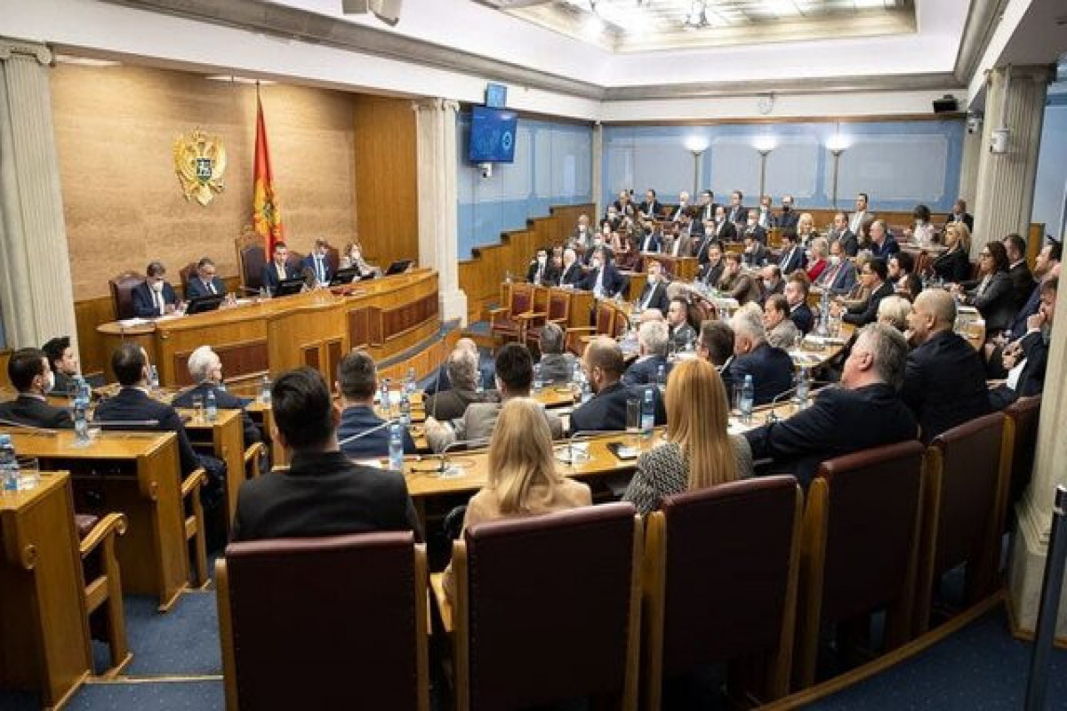 Парламент Черногории вынес вотум недоверия правительству страны