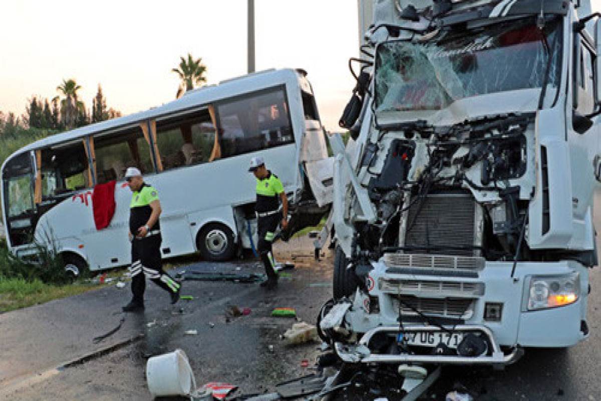 СМИ: При столкновении двух автобусов в Анталье пострадали 25 человек
