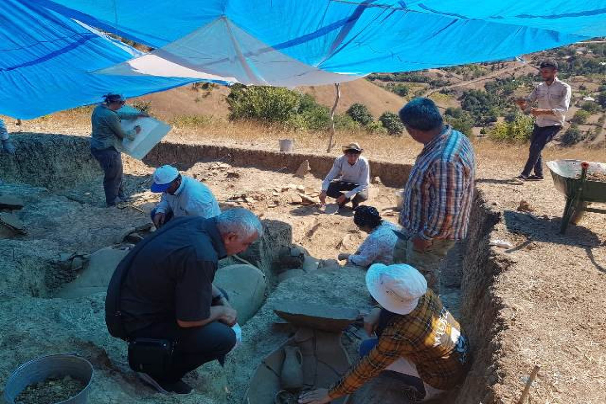 Xımbapocə məzarlığında 12 küp qəbir aşkar edilərək öyrənilir
