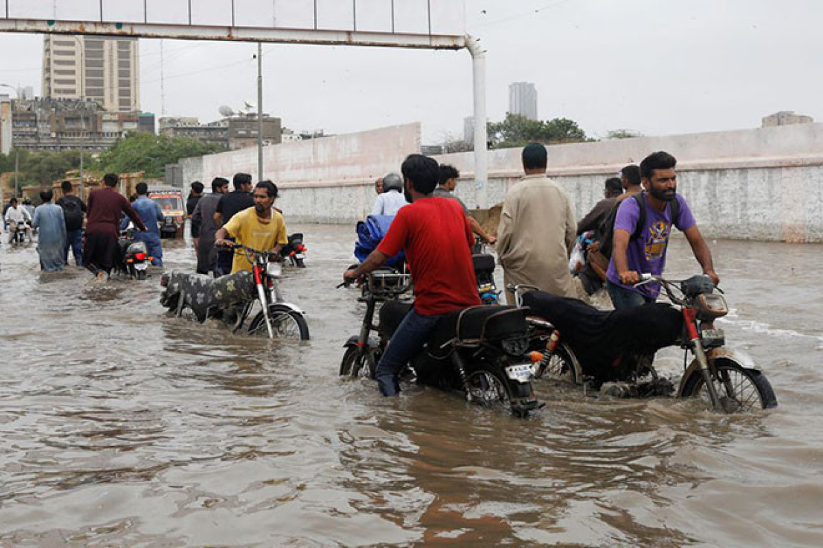 Число жертв наводнений в Пакистане превысило 800 человек