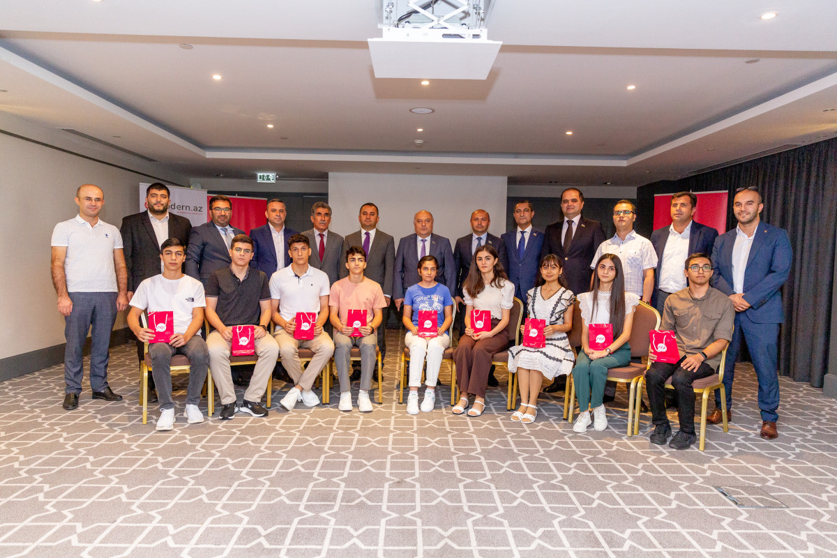 “Nar” ən yüksək nəticə göstərən abituriyentləri mükafatlandırıb - FOTO 