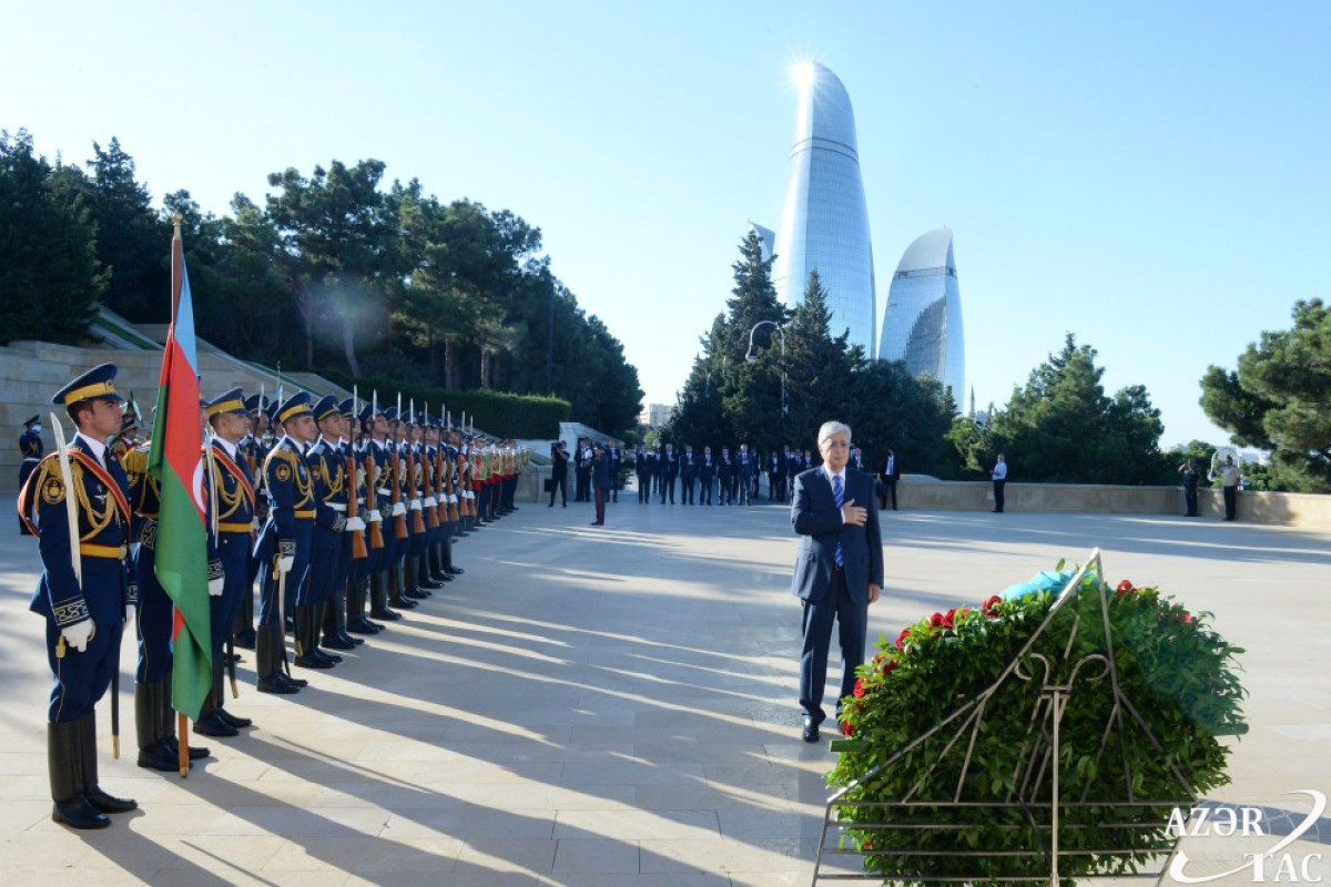 Qazaxıstan Prezidenti Şəhidlər xiyabanını ziyarət edib