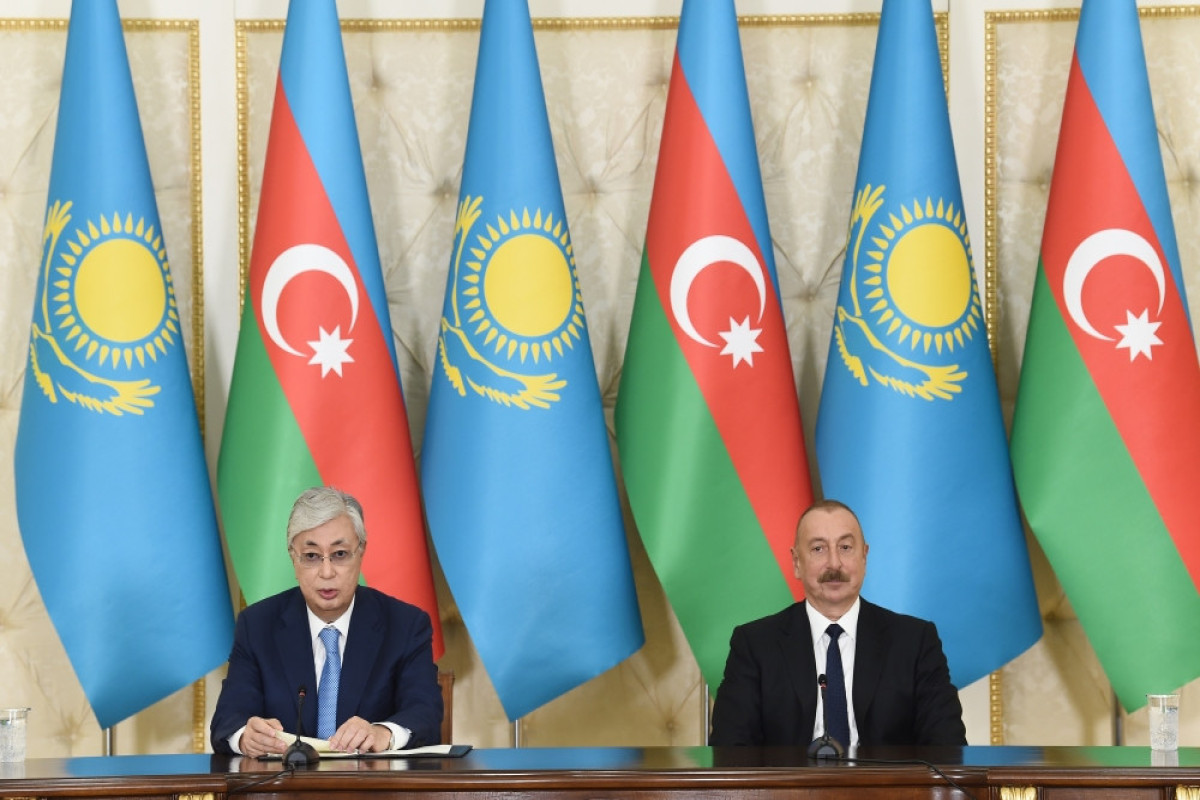 Prezident Kasım-Jomart Tokayev və Prezident İlham Əliyev mətbuata bəyanatla çıxış edir