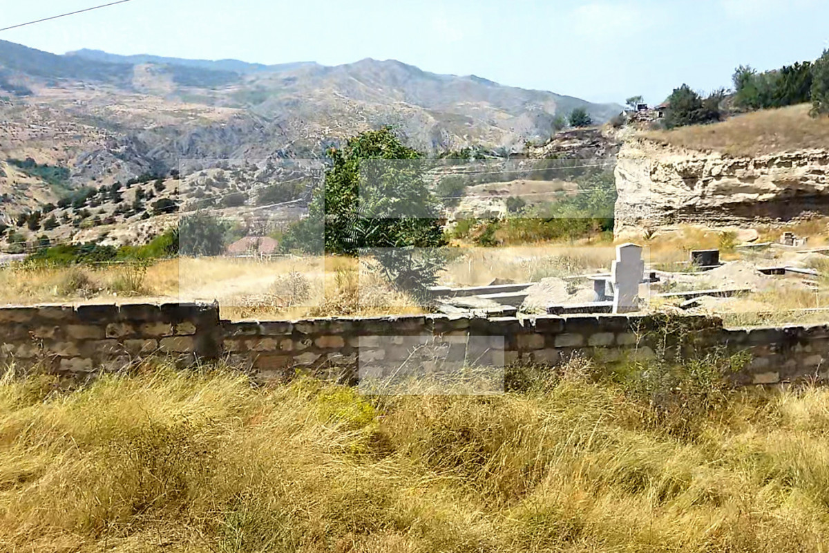Покидая город Лачин, армяне раскапывают могилы и увозят останки своих близких-ФОТО 