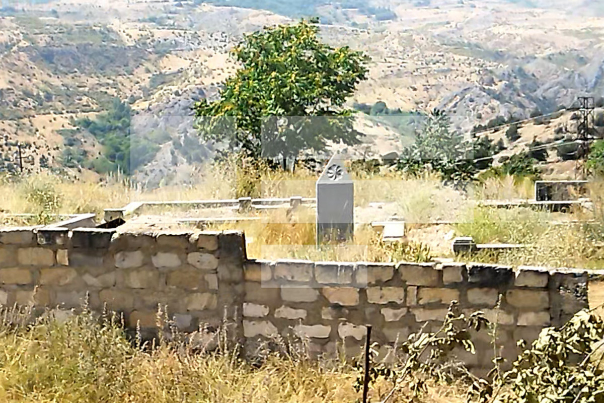 Покидая город Лачин, армяне раскапывают могилы и увозят останки своих близких-ФОТО 