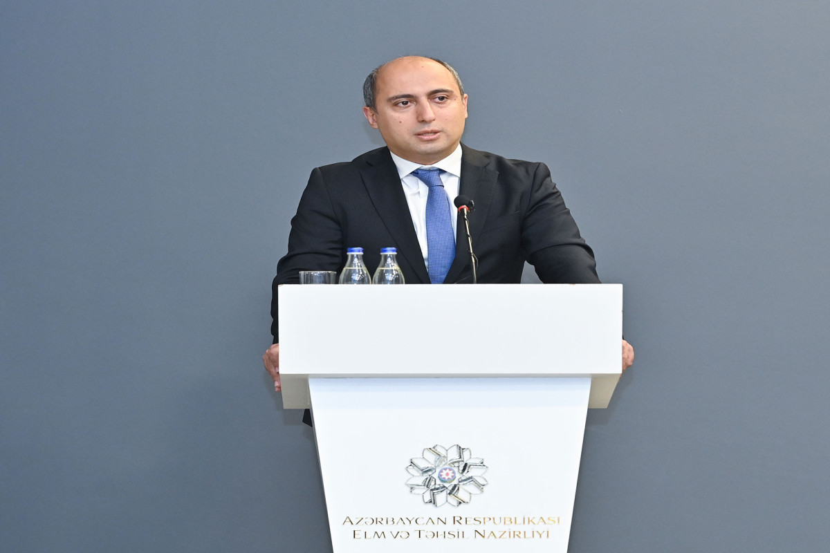 Emin Əmrullayev xaricdə təhsil hüququ qazanan tələbələrlə görüşüb