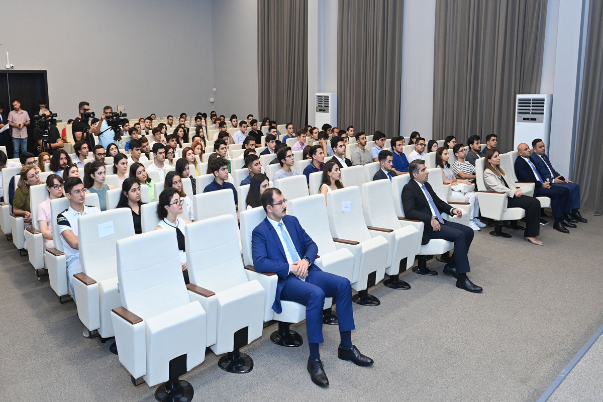 Emin Əmrullayev xaricdə təhsil hüququ qazanan tələbələrlə görüşüb