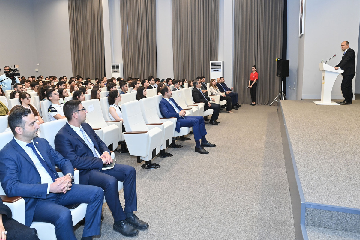 Emin Əmrullayev xaricdə təhsil hüququ qazanan tələbələrlə görüşüb