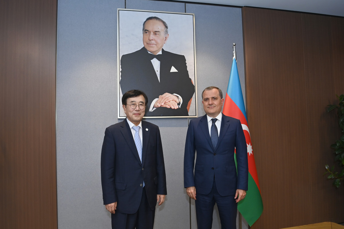 Ceyhun Bayramov Koreya Prezidentinin xüsusi nümayəndəsi ilə görüşüb
