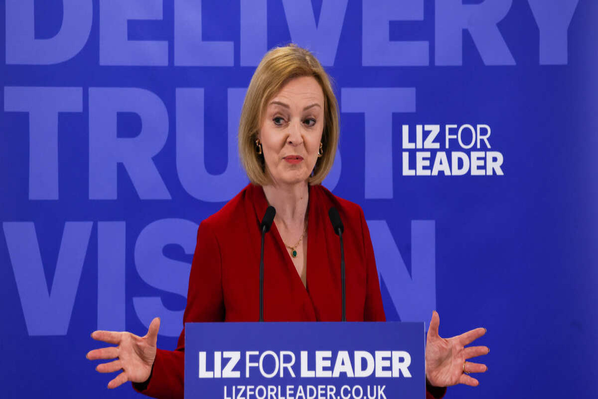 Liz Tras Makronu Britaniyanın dostu adlandırmaqdan yayınıb