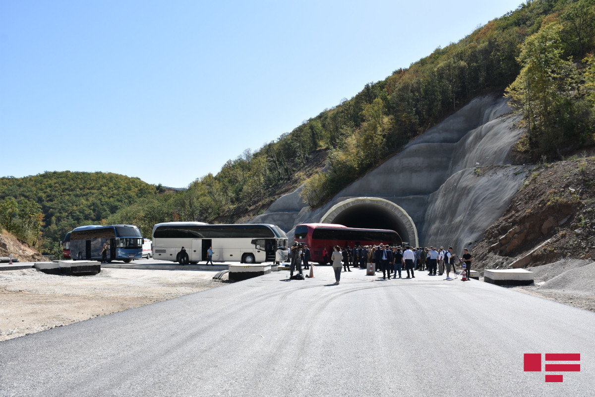 Diplomatlar Əhmədbəyli-Füzuli-Şuşa avtomobil yolunun tikintisi ilə tanış olub, tunelə baxış keçiriblər - FOTO 