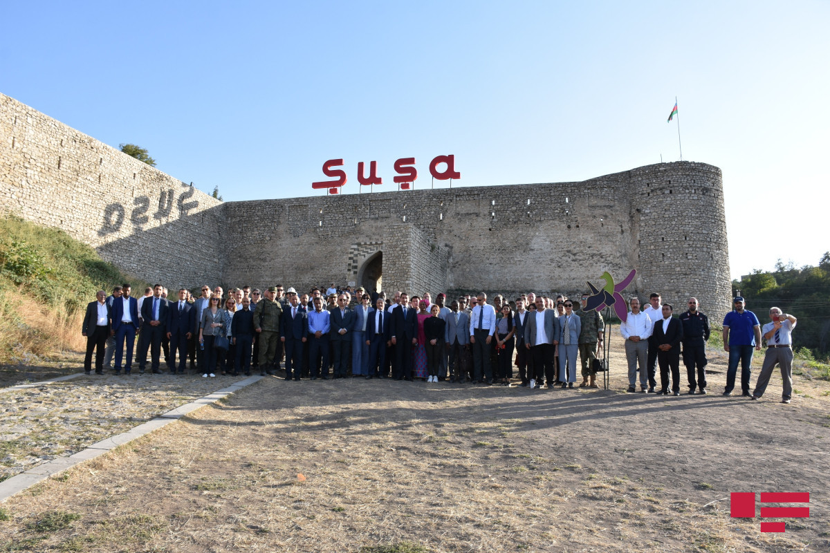 Xarici diplomatlar Şuşa Mərkəzi Meydanı, Şuşa Qalası və Qazançı Kilsəsi ilə tanış olublar  - FOTO 