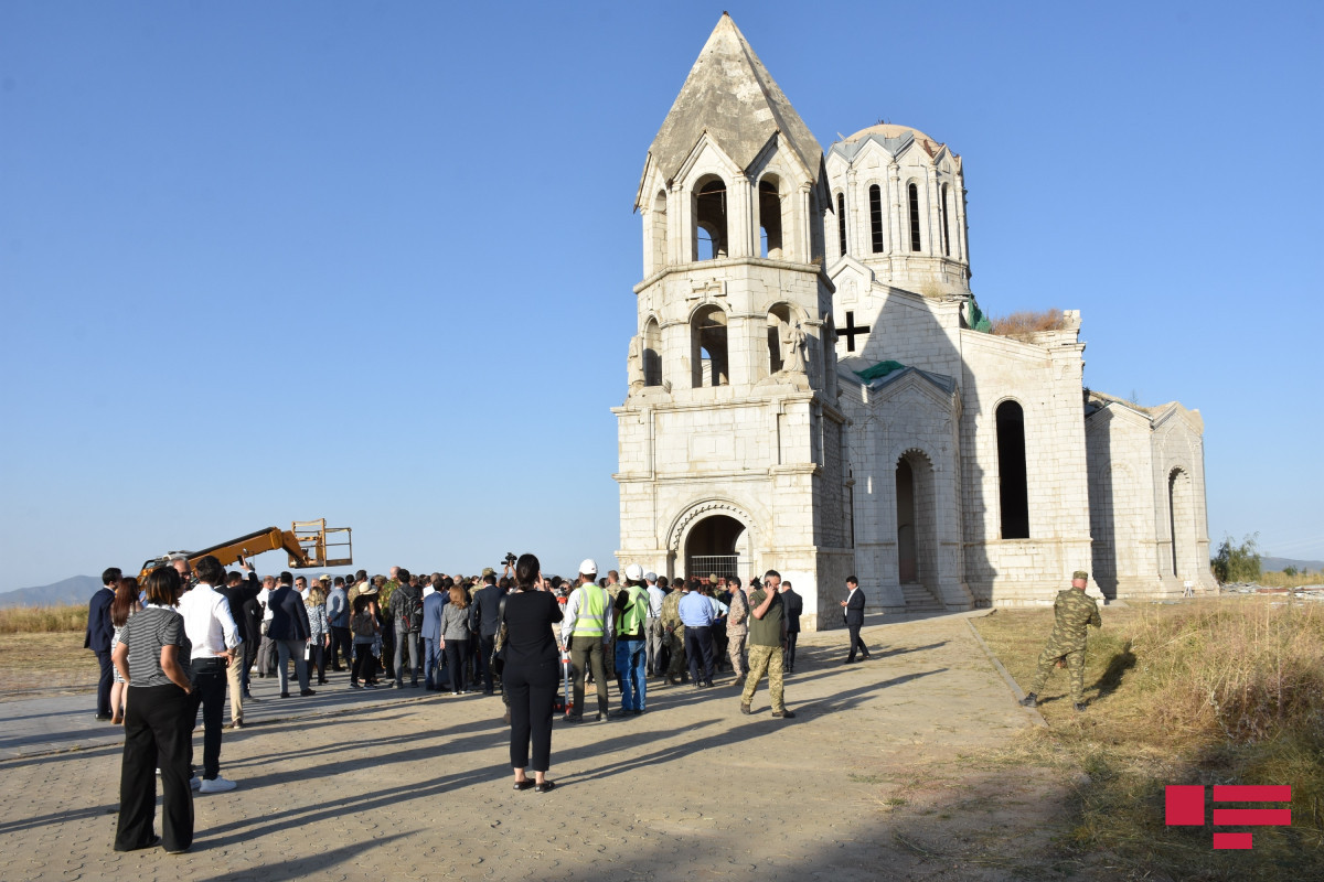 Foreign diplomats view Shusha Central Square, Shusha Castle, and Gazanchi Church-PHOTO 