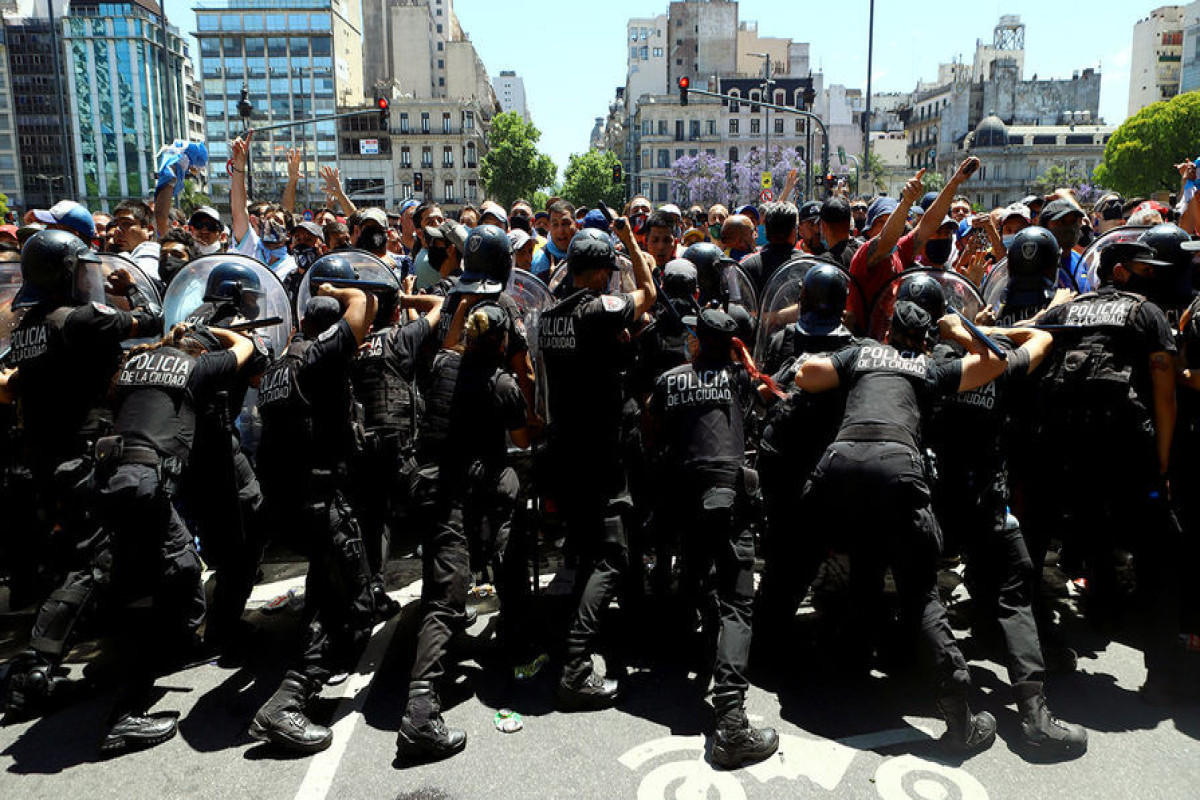 Argentinada toqquşmalarda 7 polis xəsarət alıb