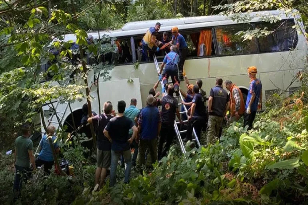 Türkiyədə turist avtobusu qəzaya uğrayıb, 5 nəfər ölüb, 35 yaralı var - YENİLƏNİB 