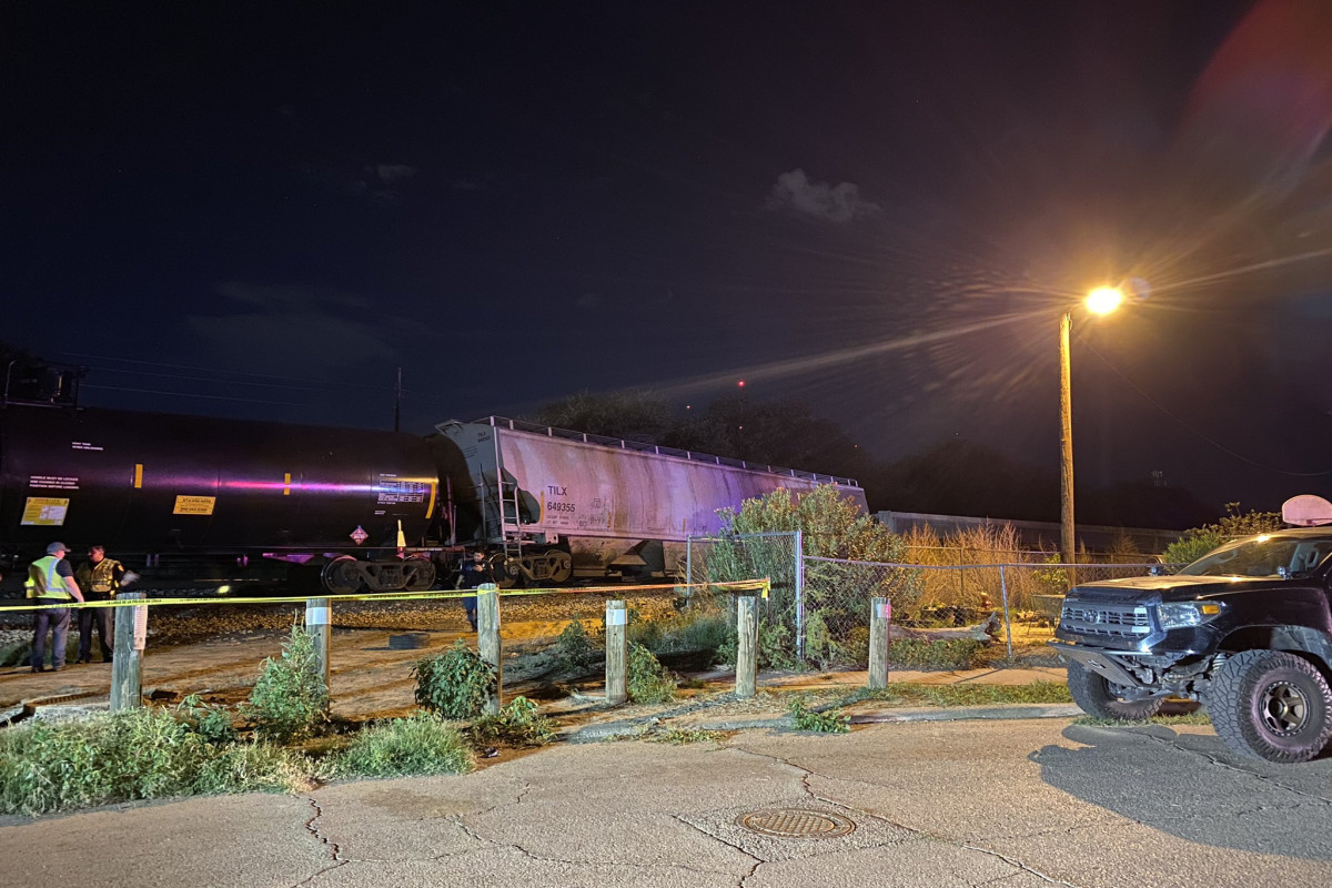 1 killed in Texas train derailment
