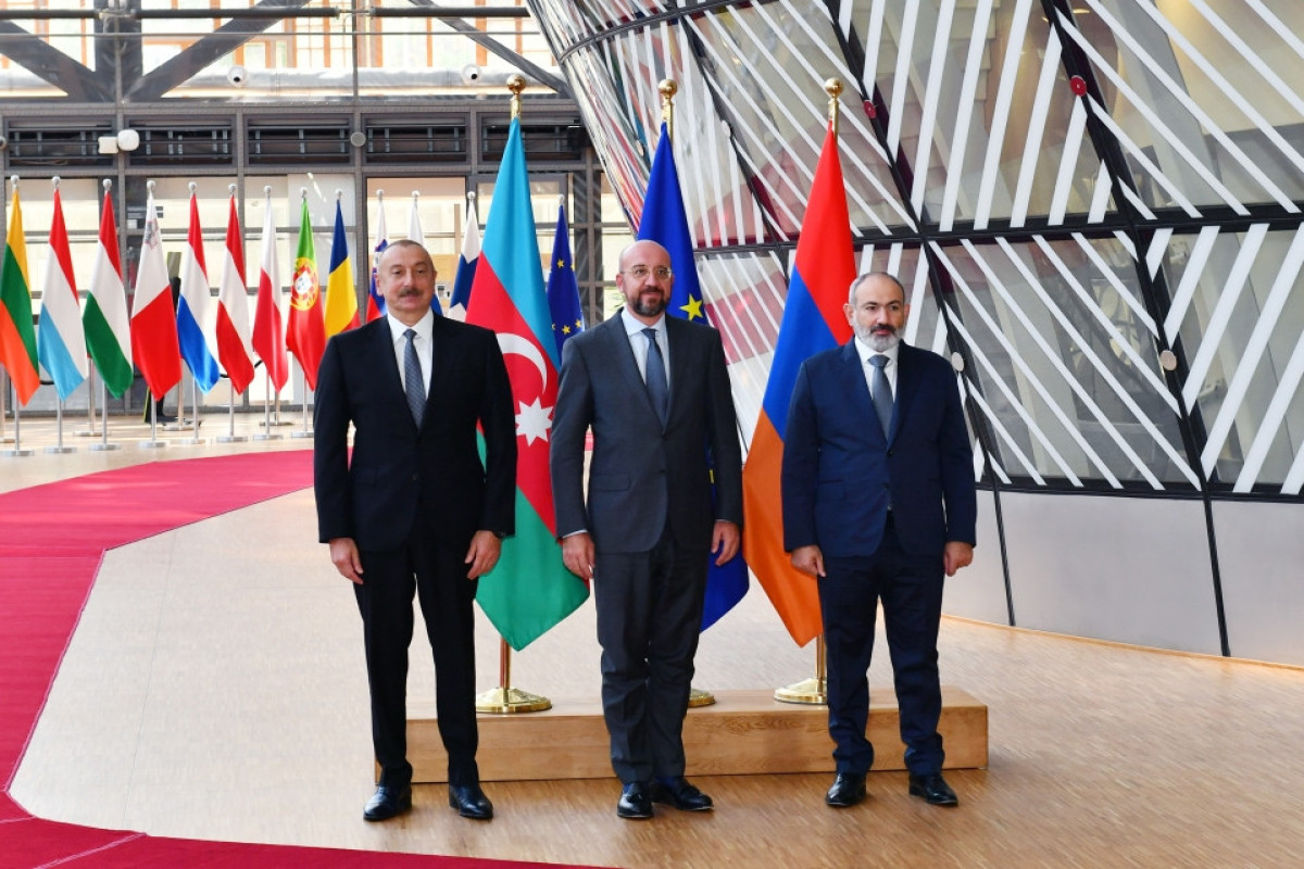 Brüsseldə Prezident İlham Əliyevin Şarl Mişel və Nikol Paşinyan ilə görüşü başlayıb - FOTO 
