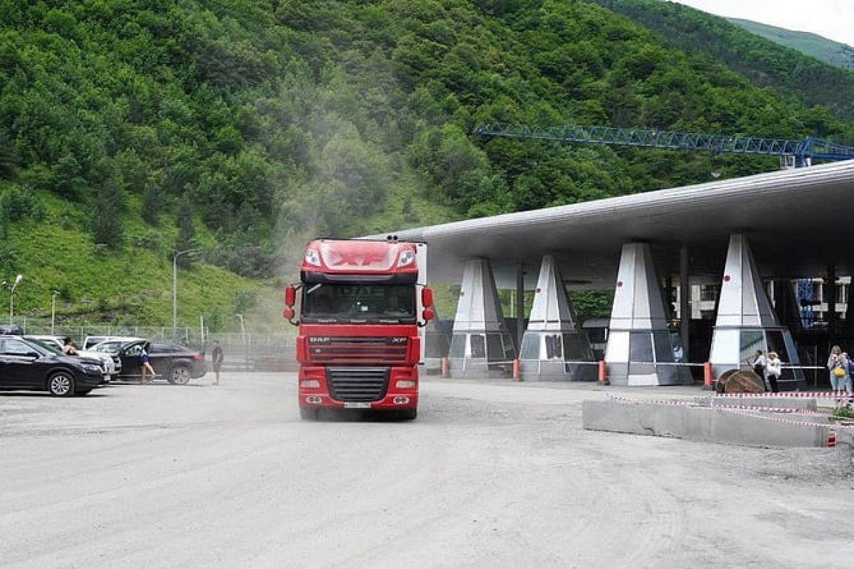 На российско-грузинской границе запустили движение транспорта по 12 новым полосам