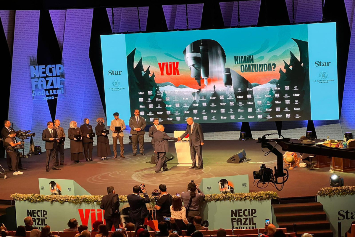 Президент Турции вручил премию Necip Fazil писателю Эльчину Эфендиеву