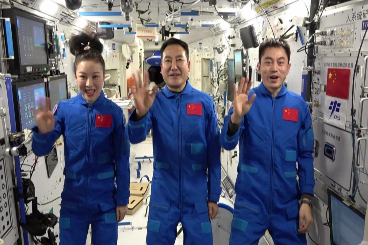 Китайские космонавты впервые провели ротацию экипажей на орбите