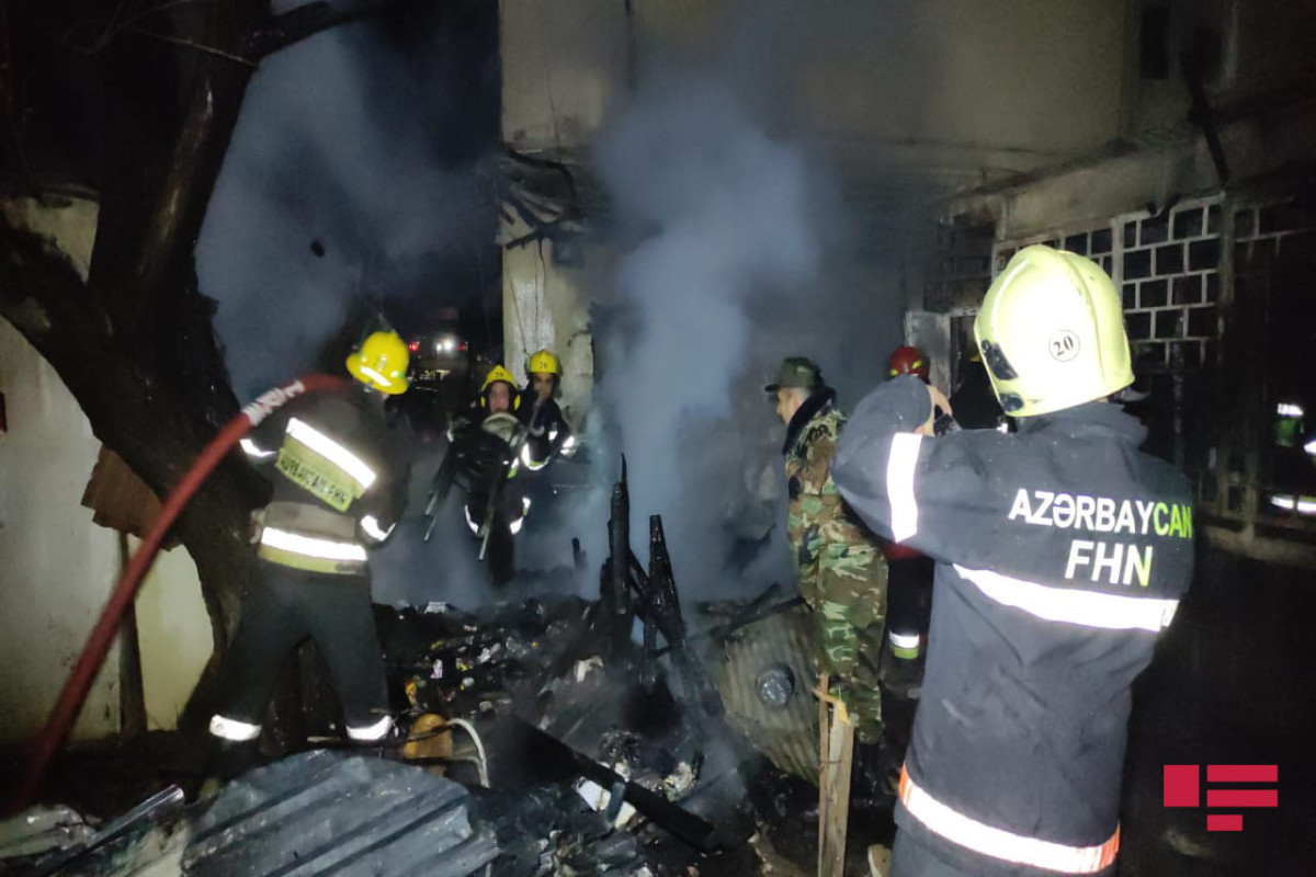 В Баку произошел пожар в доме, жители эвакуированы