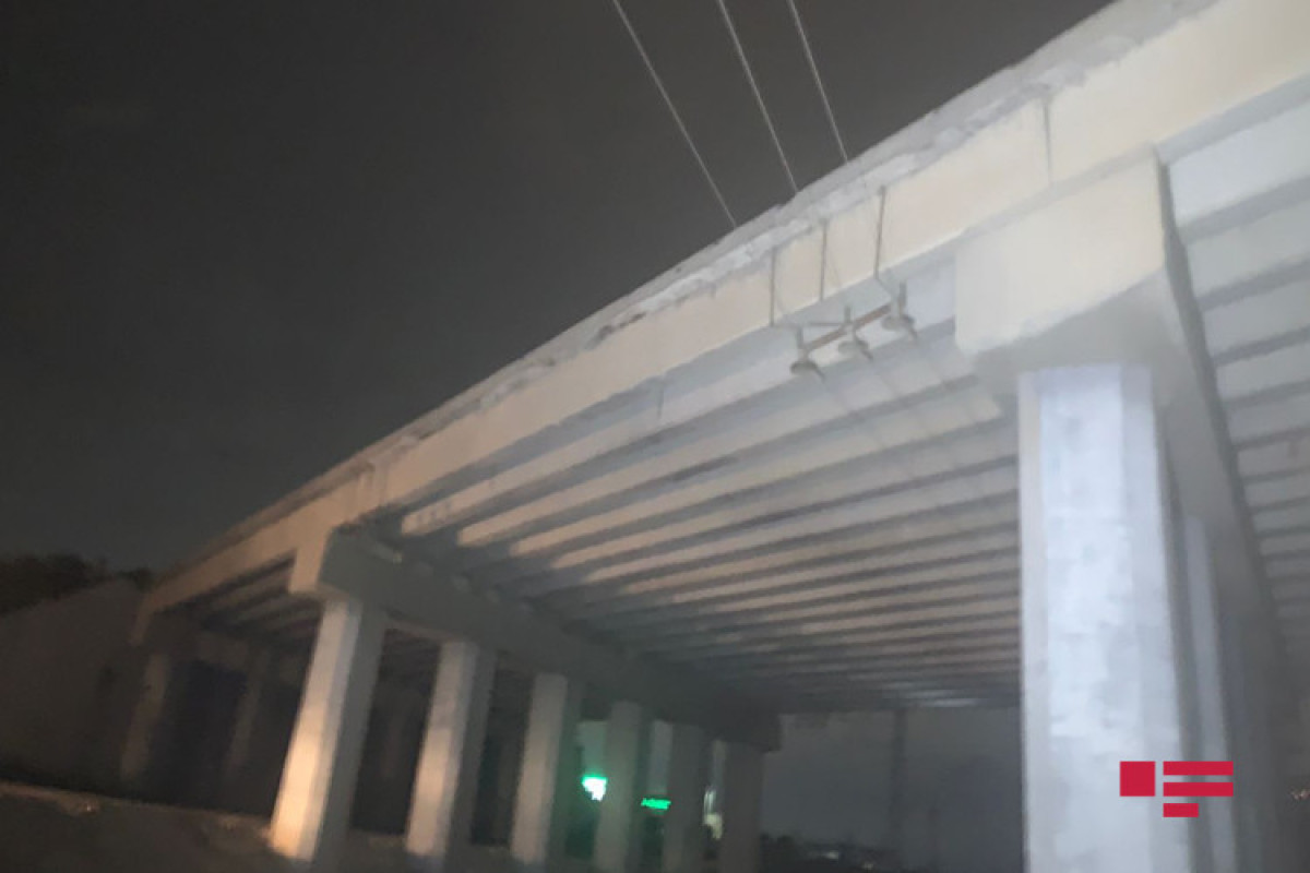 В Баку автомобиль упал с моста на железнодорожную линию и загорелся-ФОТО 