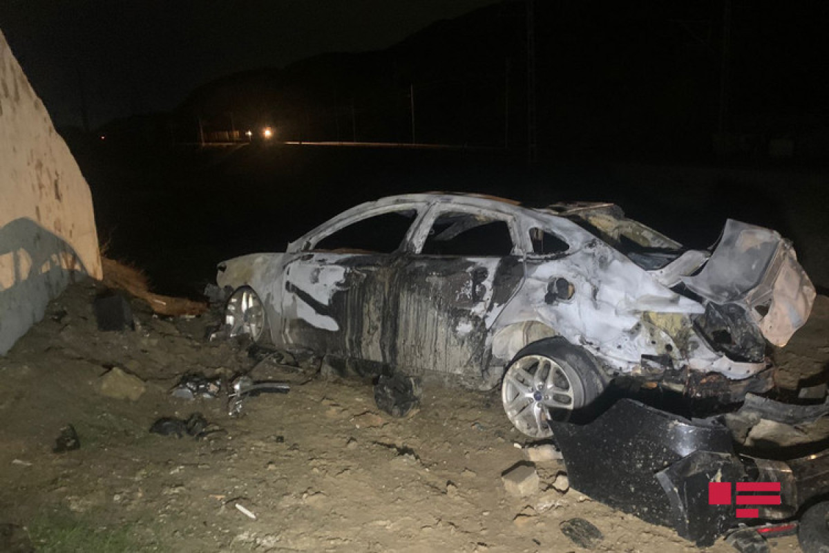 В Баку автомобиль упал с моста на железнодорожную линию и загорелся-ФОТО 