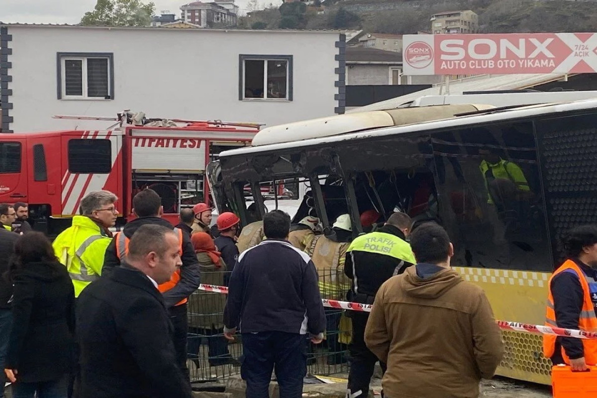 В Стамбуле трамвай столкнулся с автобусом, есть пострадавшие