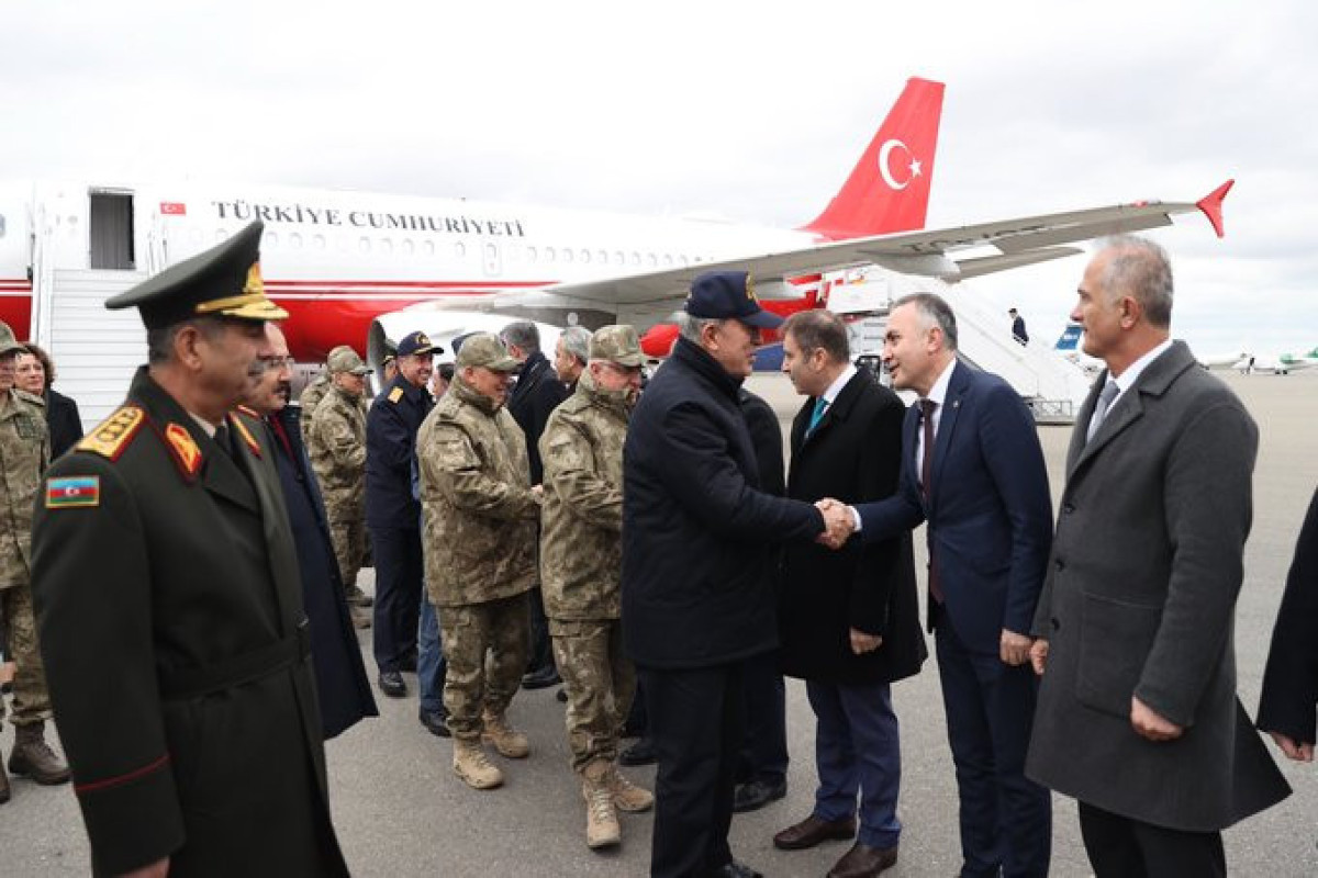 Министр обороны Турции прибыл в Азербайджан