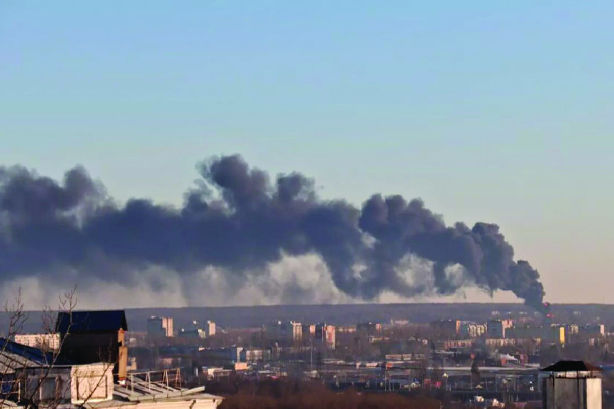 Сильный пожар произошел на аэродроме в РФ, пламенем охвачены 500 кв.м