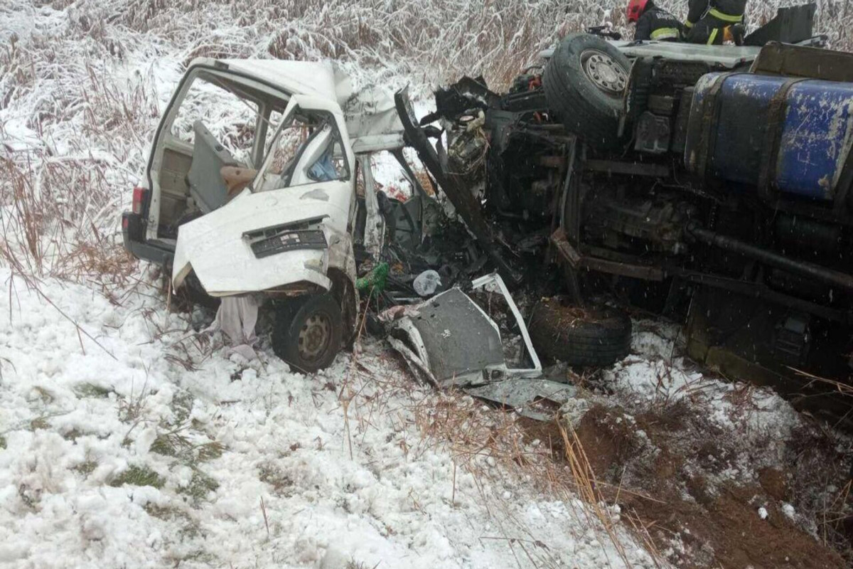 На востоке Украины при столкновении грузовика с военнослужащими и микроавтобуса погибли 16 человек