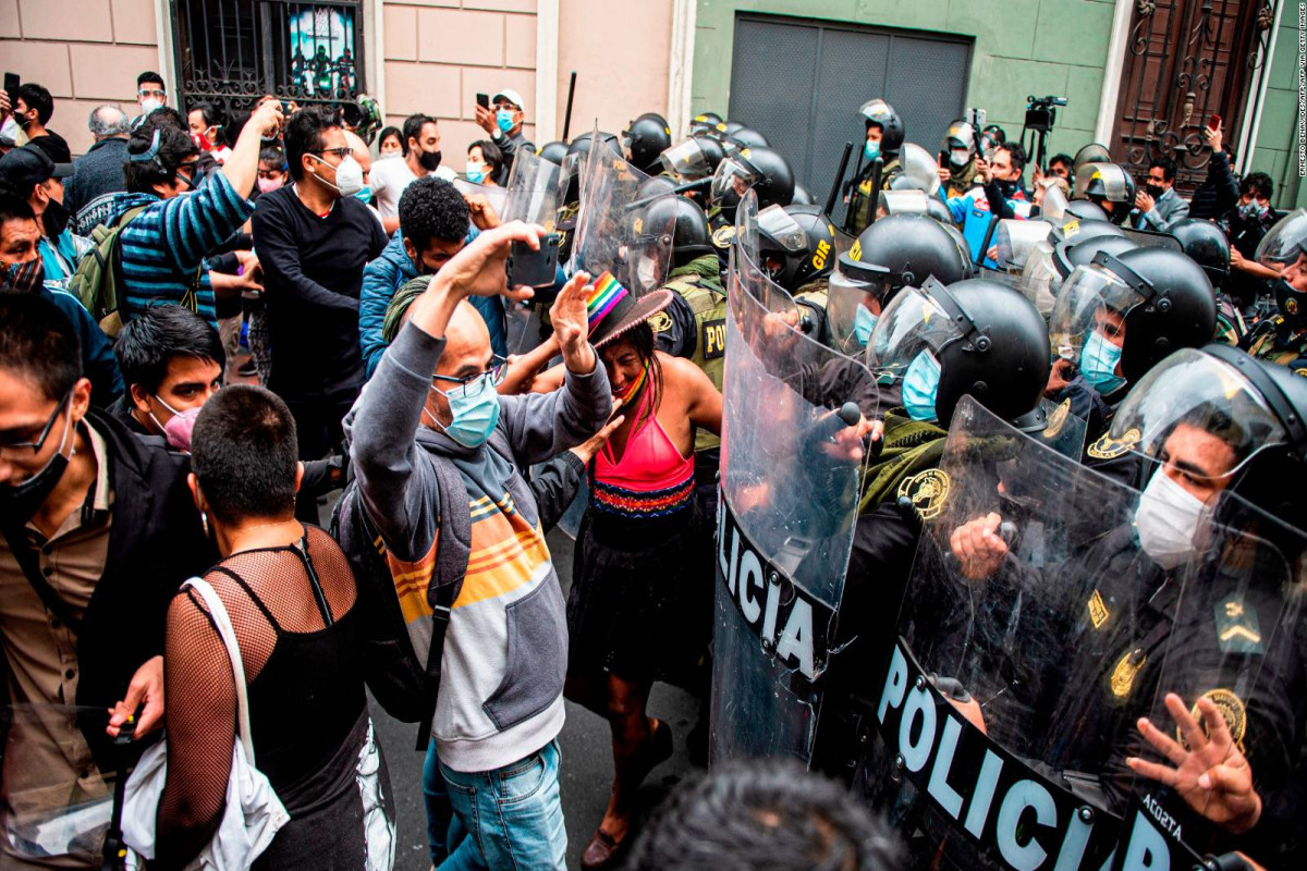 В Перу противники и сторонники отстраненного президента Кастильо вышли на улицы