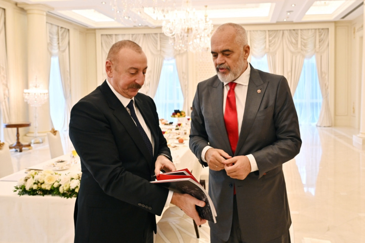 Azerbaijani President presented painting of Leyla Aliyeva to Albanian PM