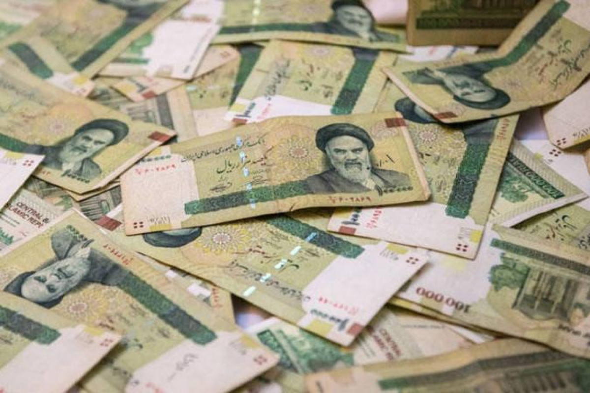 İran tüməni dollar qarşısında rekord həddə dəyər itirib