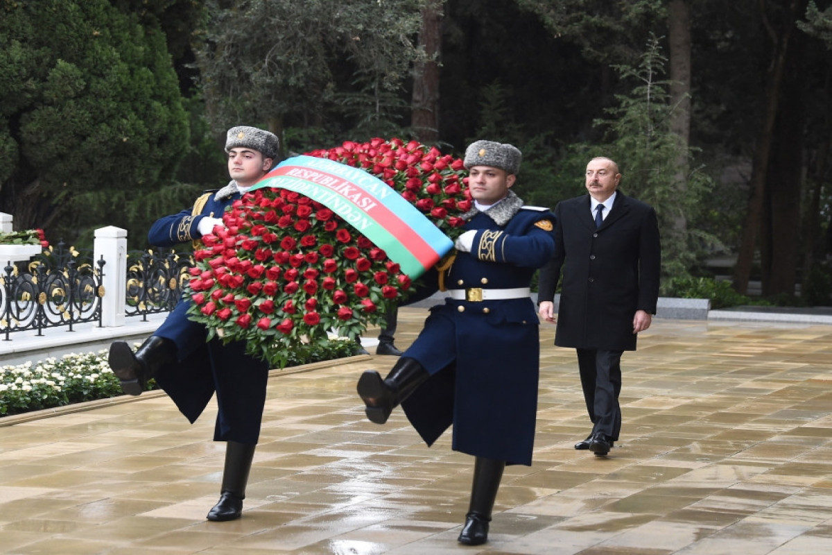 Prezident İlham Əliyev Ümummilli lider Heydər Əliyevin məzarını ziyarət edib