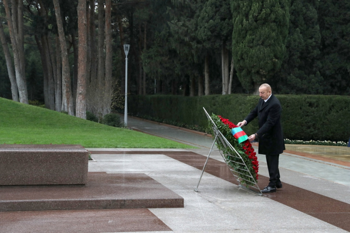 Prezident İlham Əliyev Ümummilli lider Heydər Əliyevin məzarını ziyarət edib