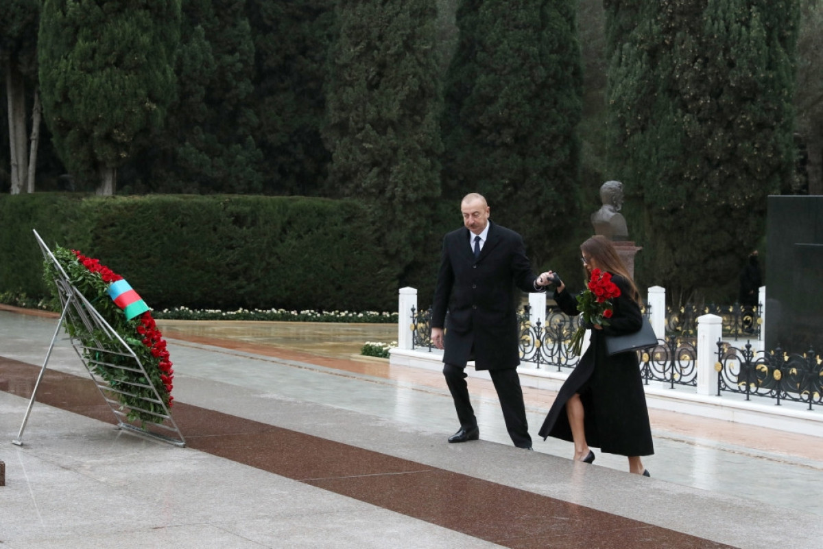 Prezident İlham Əliyev Ümummilli lider Heydər Əliyevin məzarını ziyarət edib