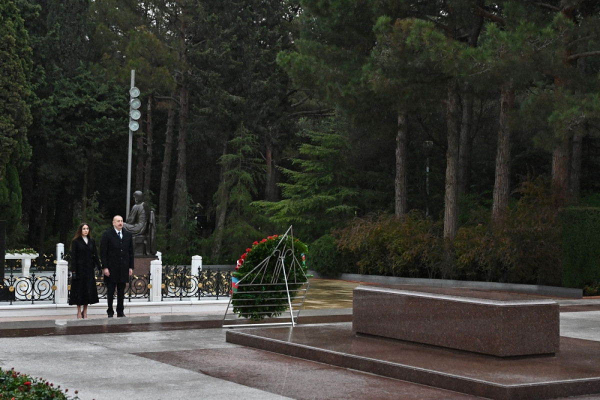 Prezident İlham Əliyev Ümummilli lider Heydər Əliyevin məzarını ziyarət edib