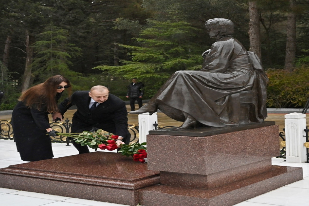 Prezident İlham Əliyev Ümummilli lider Heydər Əliyevin məzarını ziyarət edib