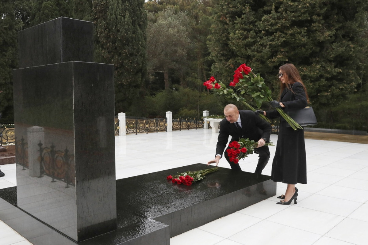 Prezident İlham Əliyev Ümummilli lider Heydər Əliyevin məzarını ziyarət edib